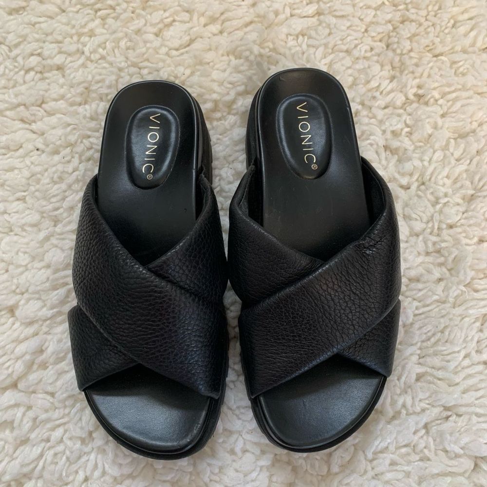 Vionic Women’s Size 7 Black Vesta Flatform Lug Sandals